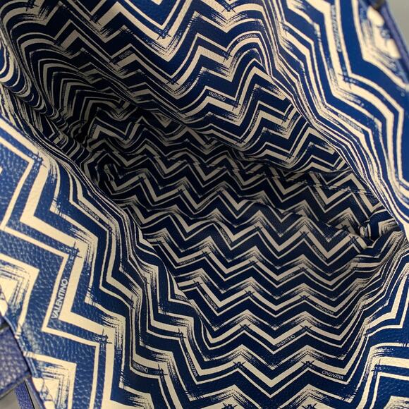 MARIO VALENTINO Blue White Reversible Chevron Pebble Grain Leather Tote Handbag - Picture 8 of 10